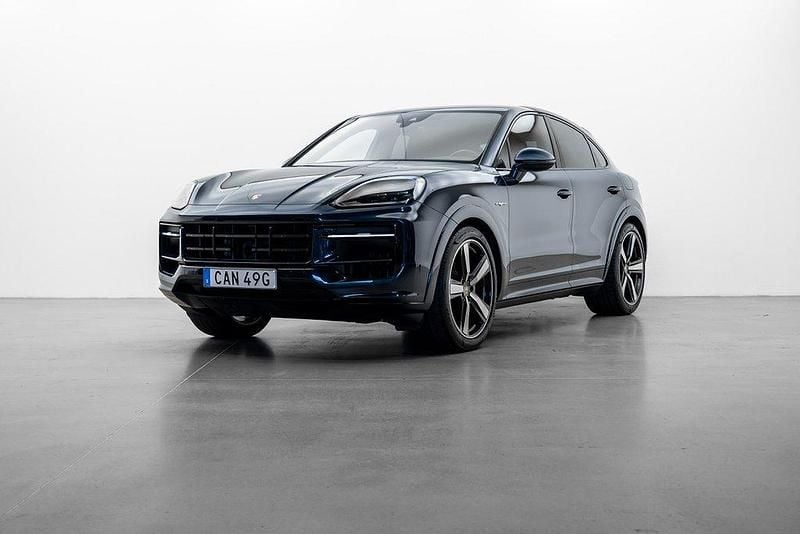 Mörkblå Begagnad 2023 Porsche Cayenne SUV | 1 179 000 kr (Marknadspris) - Bild 1/4