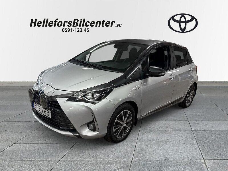 Silver Begagnad 2019 Toyota Yaris Hybrid Halvkombi | 179 500 kr (Lite dyr) - Bild 1/3