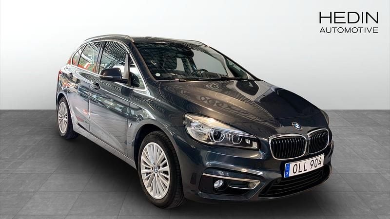 Grå Begagnad 2017 BMW 225 Active Tourer Minibuss | 169 900 kr - Bild 1/4