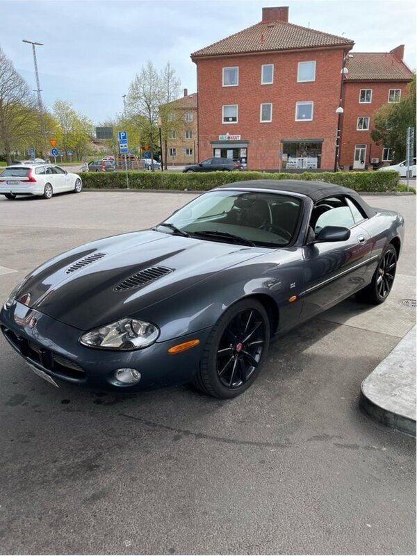 Grå Begagnad 2000 Jaguar XKR Cab | 159 000 kr - Bild 1/4