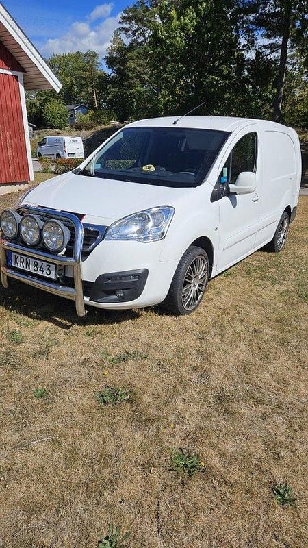 Vit Begagnad 2016 Peugeot Partner Minibuss | 95 000 kr (Marknadspris) - Bild 1/1