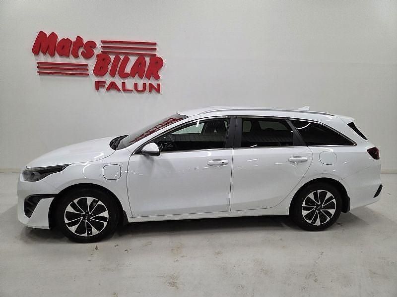 Vit Begagnad 2022 Kia Ceed Halvkombi | 289 900 kr (Lite dyr) - Bild 1/4