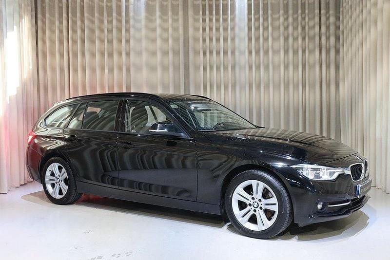 Svart Begagnad 2019 BMW 320 Sport Line Kombi | 239 900 kr (Superpris) - Bild 1/4