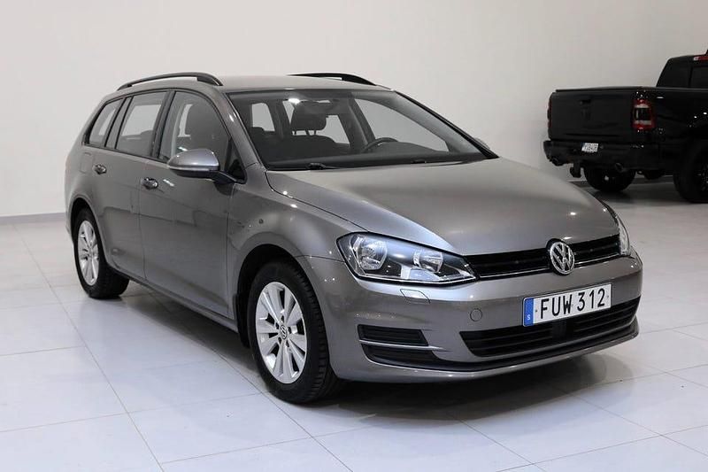 Grå Begagnad 2015 VW Golf VII Kombi | 74 900 kr (Marknadspris) - Bild 1/4