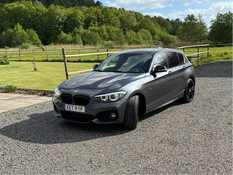 Grå Begagnad 2019 BMW 120 M Sport Halvkombi | 235 000 kr (Marknadspris) - Bild 1/4