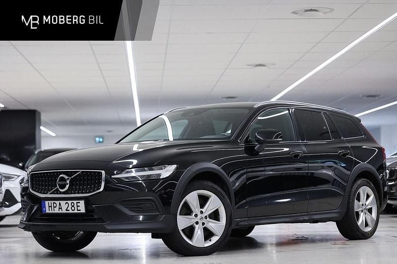 Svart Begagnad 2021 Volvo V60 CC Momentum Kombi | 289 900 kr (Marknadspris) - Bild 1/3