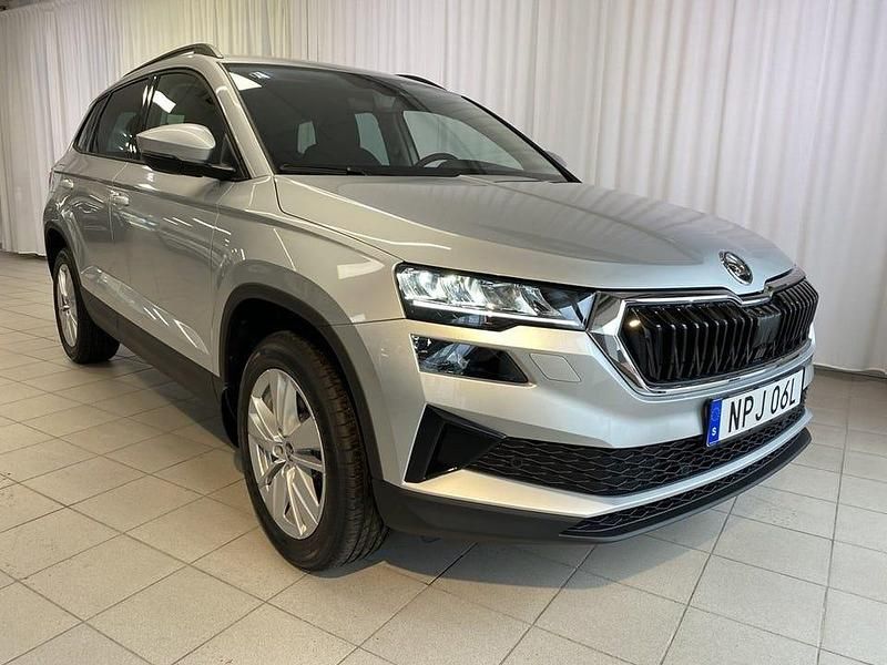 Silver Ny 2025 Skoda Karoq Selection SUV | 359 800 kr (Marknadspris) - Bild 1/4