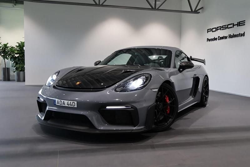 Grå Begagnad 2023 Porsche 718 Cayman GT4 Sportkupé | 1 695 000 kr (Superpris) - Bild 1/4
