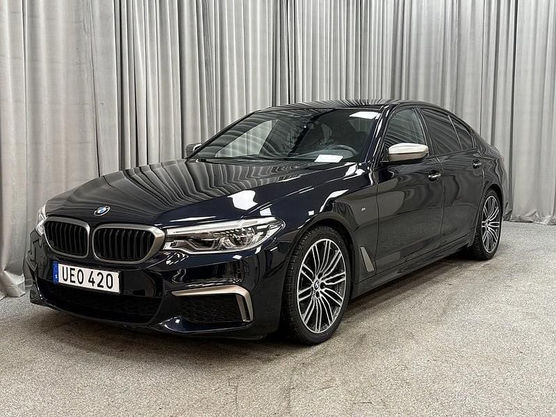 Mörkblå Begagnad 2018 BMW M550 M Sport Sedan | 419 900 kr (Marknadspris) - Bild 1/4