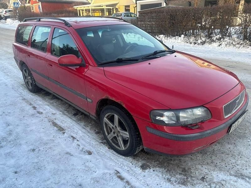 Röd Begagnad 2001 Volvo V70 Kombi | 14 900 kr (Marknadspris) - Bild 1/4