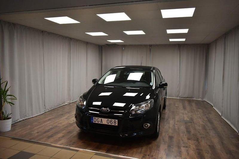 Svart Begagnad 2011 Ford Focus Trend Halvkombi | 89 900 kr (Lite dyr) - Bild 1/3
