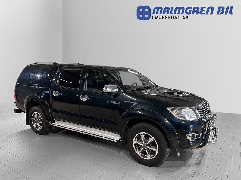 Mörkblå (blåmetallic) Begagnad 2013 Toyota HiLux Pickup | 236 250 kr (Marknadspris) - Bild 1/4