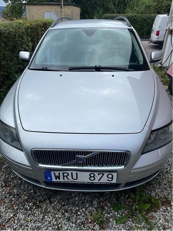 Grå Begagnad 2005 Volvo V50 Kombi | 29 500 kr (Marknadspris) - Bild 1/4