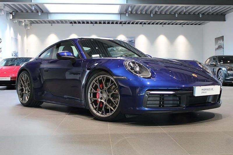 Mörkblå (gentian blue metallic) Begagnad 2019 Porsche 911 Carrera S Sportkupé | 1 325 000 kr (Marknadspris) - Bild 1/4