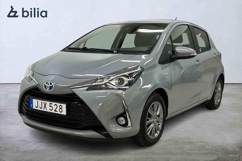 Grå Begagnad 2018 Toyota Yaris Hybrid Halvkombi | 149 800 kr (Marknadspris) - Bild 1/1