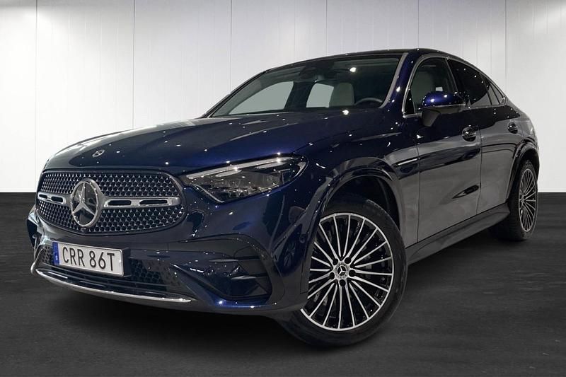 Mörkblå (blue) Begagnad 2023 Mercedes GLC400d AMG Line Premium Plus Sportkupé | 799 000 kr (Dyr) - Bild 1/4
