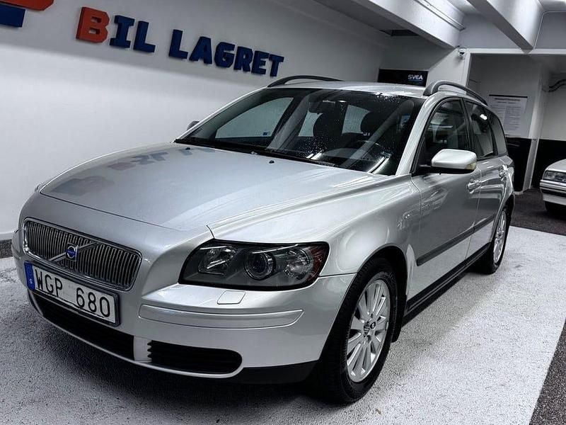 Silver Begagnad 2005 Volvo V50 Kinetic Kombi | 34 900 kr (Marknadspris) - Bild 1/4