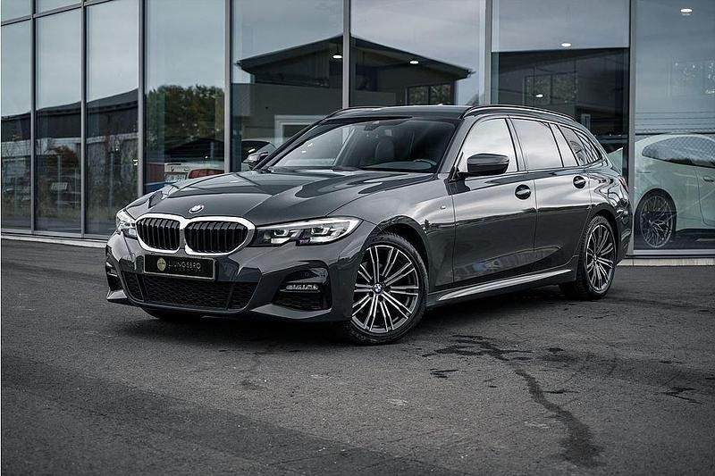 Grå Begagnad 2020 BMW 320 M Sport Kombi | 309 900 kr (Dyr) - Bild 1/4