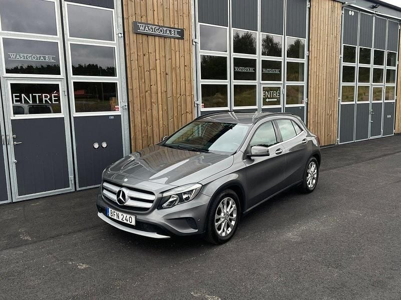 Mörkgrå Begagnad 2014 Mercedes GLA220 SUV | 99 900 kr - Bild 1/4