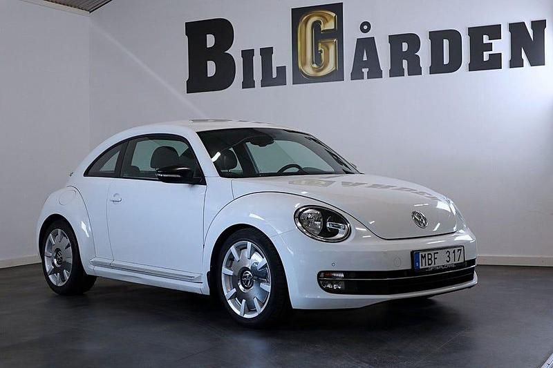 Vit Begagnad 2012 VW Beetle GT Halvkombi | 119 900 kr (Marknadspris) - Bild 1/4