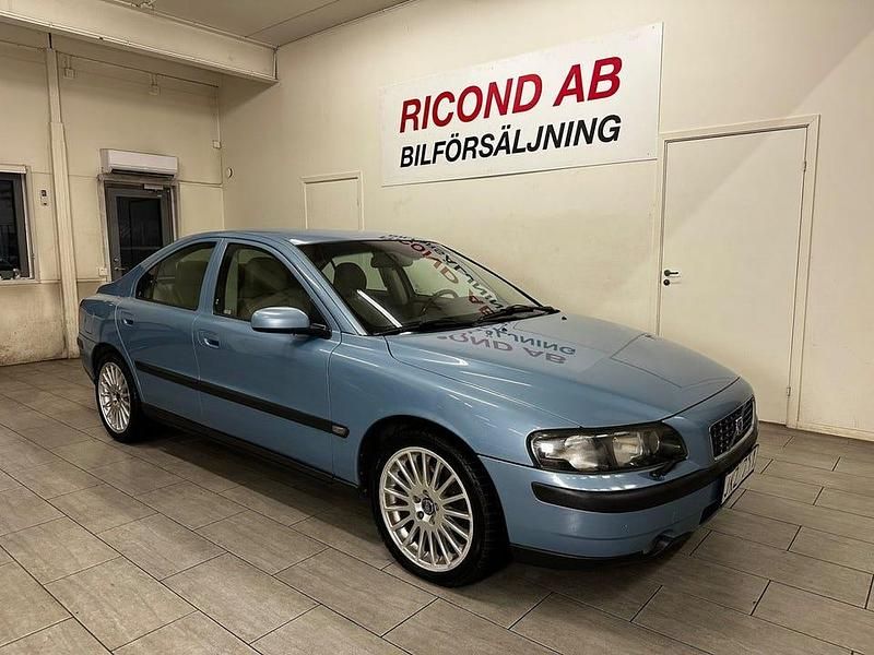 Blå Begagnad 2003 Volvo S60 Sedan | 59 900 kr (Dyr) - Bild 1/4