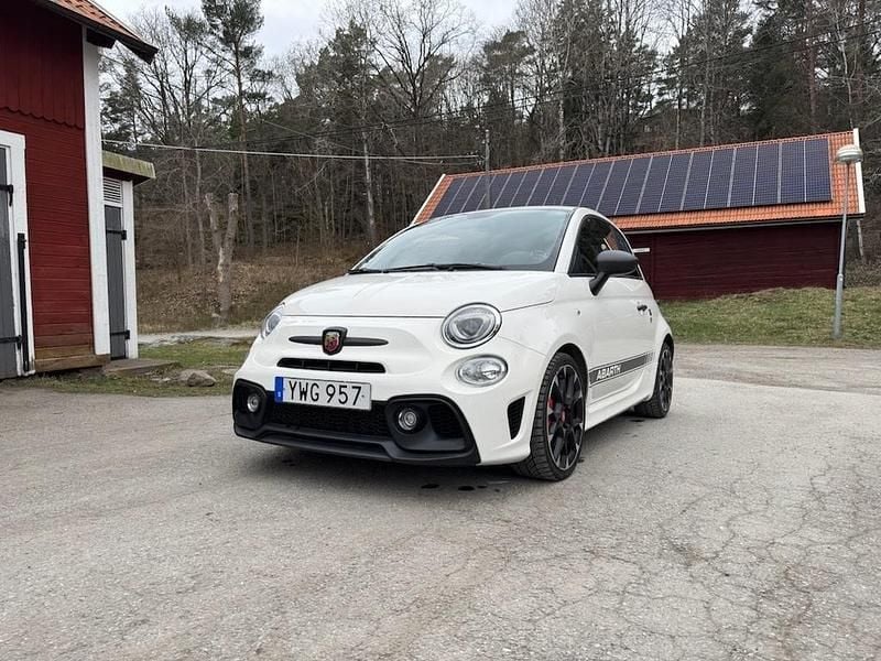 Vit Begagnad 2018 Abarth 595 Competizione Halvkombi | 168 000 kr (Bra pris) - Bild 1/3