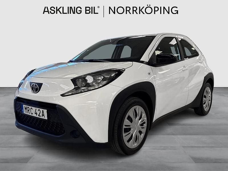 Vit Begagnad 2022 Toyota Aygo Play Halvkombi | 149 000 kr (Marknadspris) - Bild 1/4