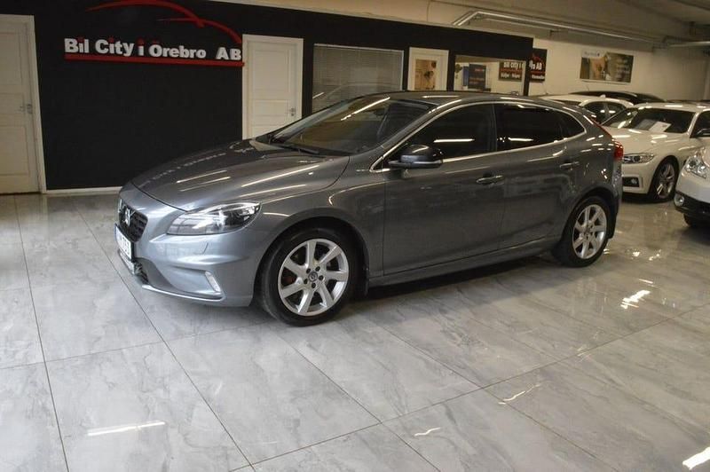 Grå Begagnad 2015 Volvo V40 R-Design Kombi | 135 900 kr (Marknadspris) - Bild 1/4