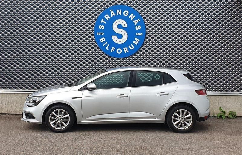 Silver Begagnad 2016 Renault Mégane III Halvkombi | 119 000 kr (Lite dyr) - Bild 1/4