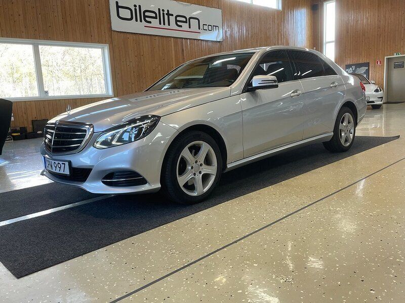 Silver Begagnad 2014 Mercedes 300 Sedan | 194 900 kr - Bild 1/4