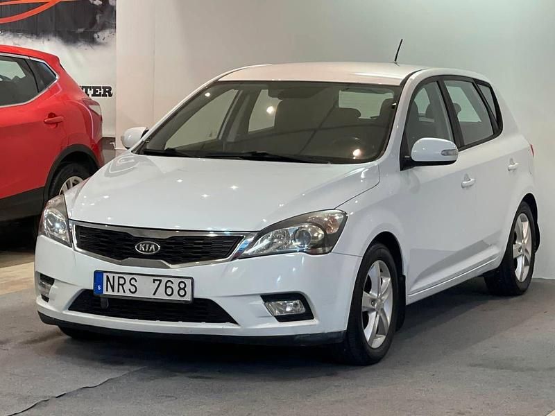 Vit Begagnad 2009 Kia Ceed EX Halvkombi | 59 900 kr (Marknadspris) - Bild 1/4