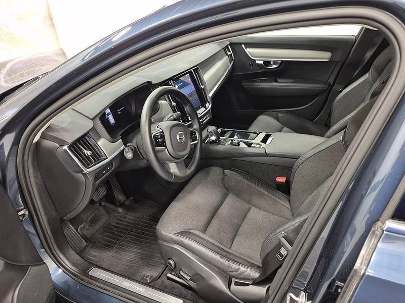 Denimblå metallic Begagnad 2023 Volvo V90 Core Kombi | 369 000 kr (Marknadspris) - Bild 1/4