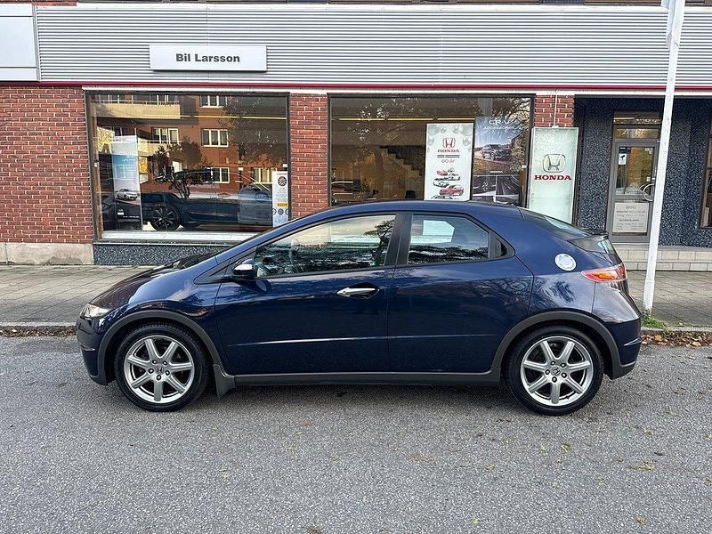 Mörkblå Begagnad 2007 Honda Civic Sport Halvkombi | 79 000 kr (Marknadspris) - Bild 1/4