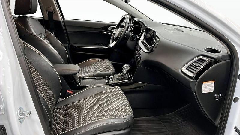 Begagnad Kia Ceed Advance 105 HK (77 kW) 2023 Vit Halvkombi