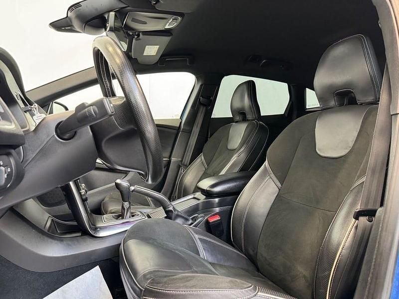 Begagnad Volvo V40 R-Design 120 HK (88 kW) 2017 Bursting blue