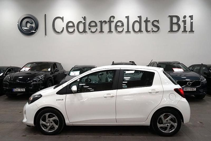 Vit Begagnad 2016 Toyota Yaris Hybrid Active Halvkombi | 135 800 kr (Marknadspris) - Bild 1/4