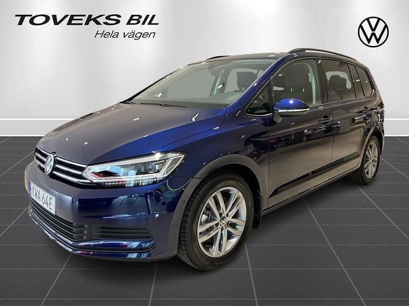 Mörkblå (atlantic blue metallic) Ny 2025 VW Touran Life Minibuss | 409 900 kr (Marknadspris) - Bild 1/4