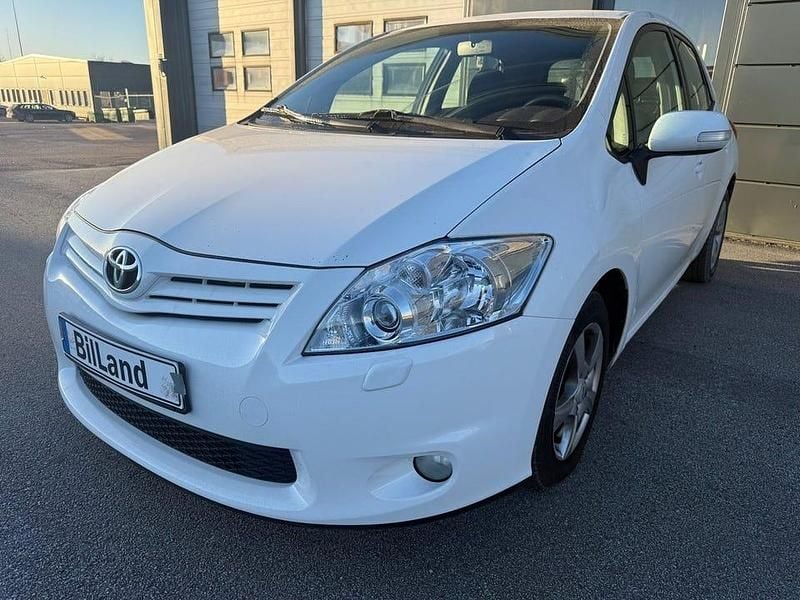 Vit Begagnad 2012 Toyota Auris Plus Halvkombi | 69 900 kr (Marknadspris) - Bild 1/4