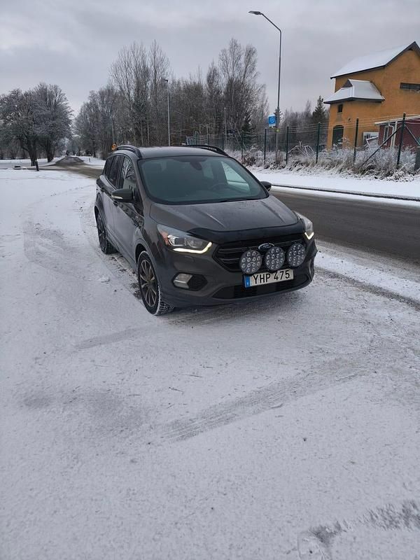 Begagnad 2017 Ford Kuga SUV | 149 000 kr (Marknadspris) - Bild 1/4