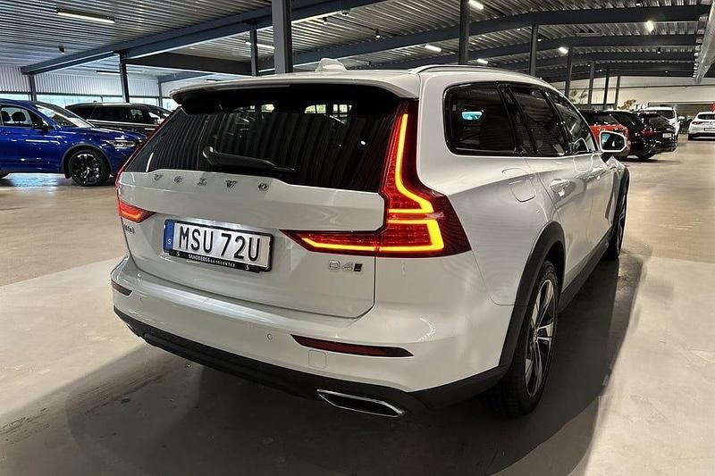 Begagnad Volvo V60 CC Momentum 190 HK (139 kW) 2019 Vit Kombi