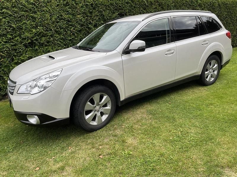 Vit Begagnad 2012 Subaru Outback SUV | 67 900 kr (Marknadspris) - Bild 1/4