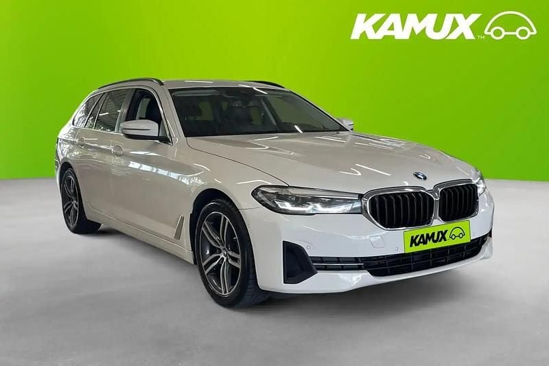 Vit Begagnad 2021 BMW 520 Kombi | 304 700 kr (Marknadspris) - Bild 1/4