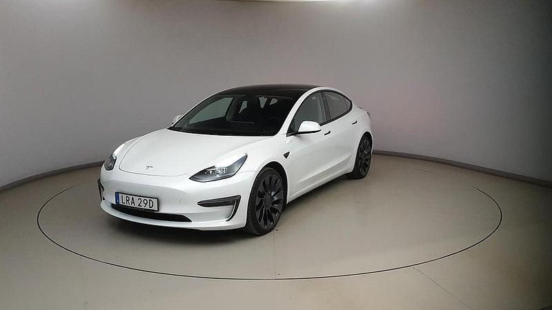 Vit Begagnad 2023 Tesla Model 3 Performance Sedan | 389 600 kr (Marknadspris) - Bild 1/4