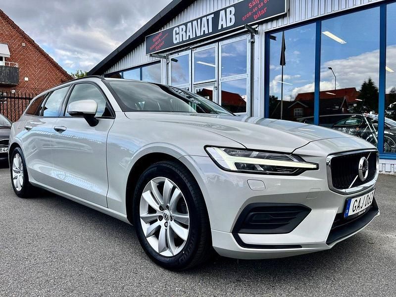 Vit (beige met) Begagnad 2019 Volvo V60 Momentum Kombi | 219 900 kr (Marknadspris) - Bild 1/4