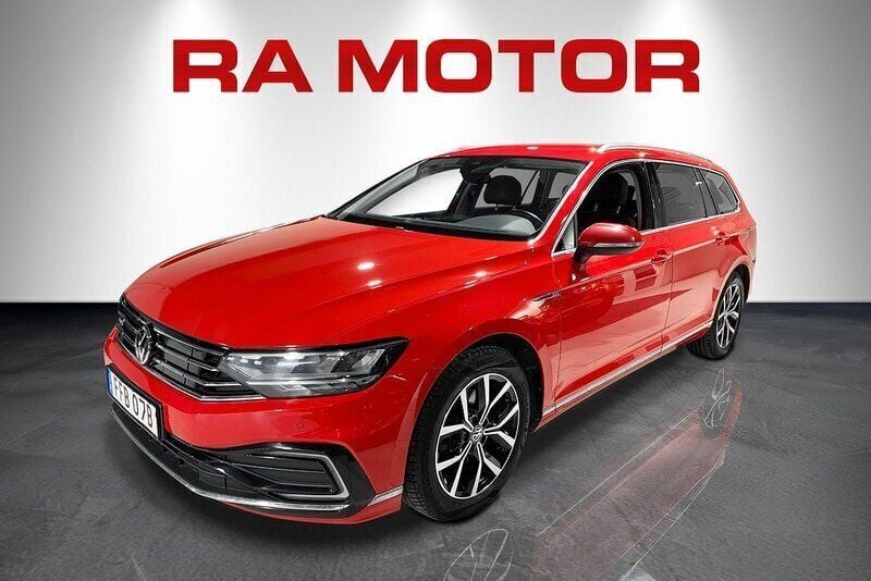 Röd Begagnad 2020 VW Passat GTE Kombi | 199 900 kr (Superpris) - Bild 1/4
