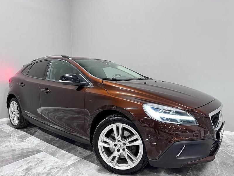 Brun Begagnad 2017 Volvo V40 Halvkombi | 149 900 kr (Lite dyr) - Bild 1/4