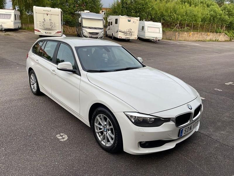 Vit Begagnad 2015 BMW 320 Kombi | 148 900 kr (Bra pris) - Bild 1/3