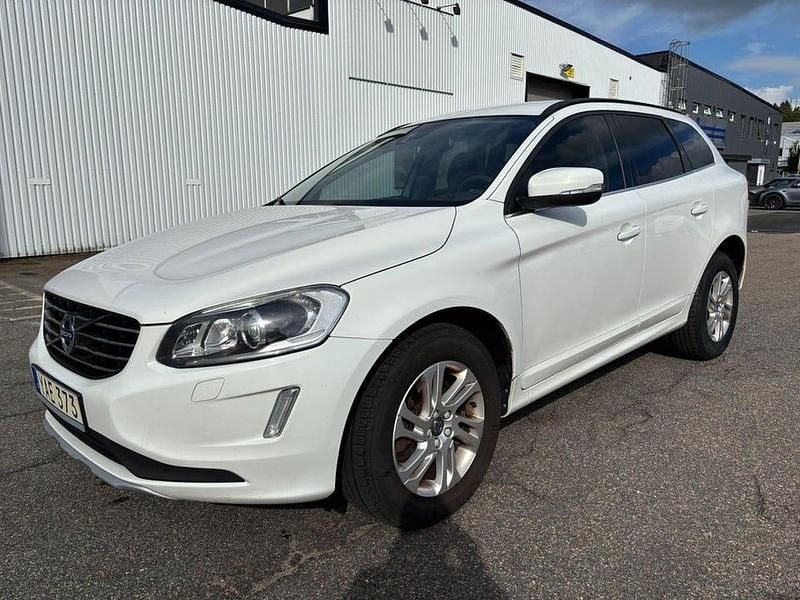 Vit Begagnad 2015 Volvo XC60 Momentum SUV | 99 999 kr (Marknadspris) - Bild 1/4