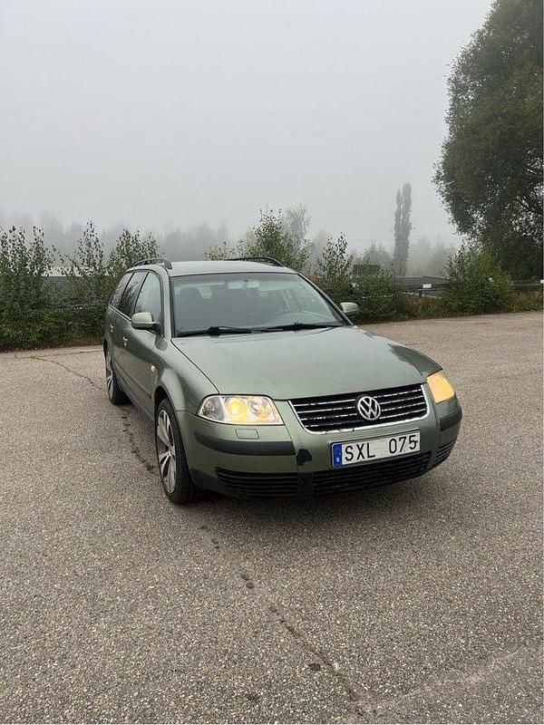 Grön Begagnad 2002 VW Passat Trendline Kombi | 14 000 kr (Marknadspris) - Bild 1/4