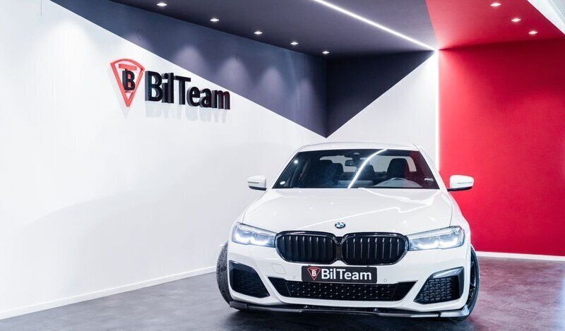 Vit Begagnad 2020 BMW 530e M Sport Sedan | 399 900 kr (Dyr) - Bild 1/4